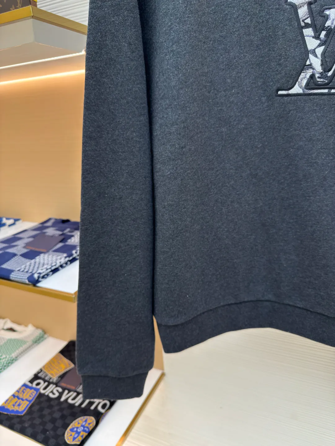LOUIS VUITTON Sleeve Pocket Pullover Sweatshirt ●Authentic product: 10200 purchased and developed ●Item number: 1680291-A85 ●Fabric: double-ply cotton sweatshirt fabric ●Technology: embroidery production ●Version: fitted version ●Weight: about 590 grams ●Size: XS-S-M-L ●Description: The fabric is made of 32s double-ply cotton sweatshirt fabric. Y version of the yarn color was purchased. Special dark gray cotton yarn was ordered and spun to make cotton yarn. The gray fabric was woven in a large circle. After the gray fabric was washed and shaped, the base fabric was made of fleece and shearing. It was matched with special yarns on the same surface to make ribbing. The front and back panels were embroidered by Japanese Tajima embroidery machine, flat embroidery and three-dimensional overlapping stitch embroidery. The sleeves were opened with a flat car template machine and the pendant was printed with a three-dimensional silicone color sealing film. The overall wiring is straight and delicate, the fabric is comfortable and soft, and the color is consistent without color difference. It can be matched with the same style to create a fashionable look and control various occasions. Customized accessories, complete with three standards, same style for men and women!
